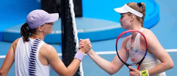Iga Swiatek a Elena Rybakina si podávají ruce po zápase na Australian Open 2026
