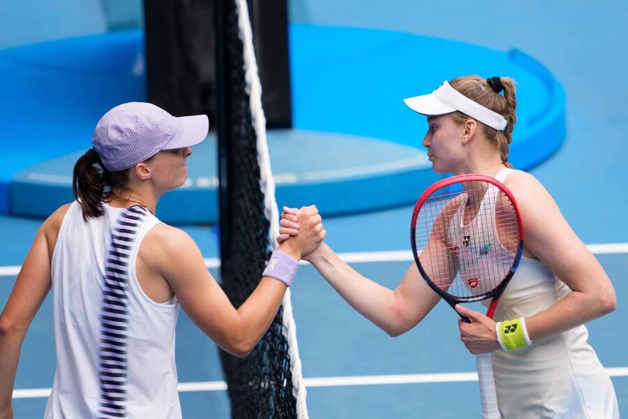 Iga Swiatek a&nbsp;Elena Rybakina si podávají ruce po zápase na Australian Open 2026