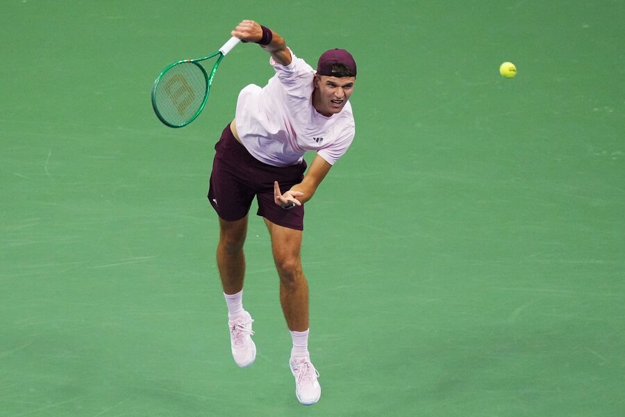 Jakub Menšík během finále mixu na US Open 2026
