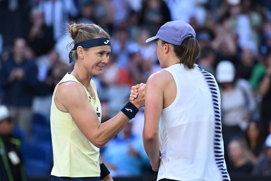 Marie Bouzková a&nbsp;Iga Swiatek na Australian Open 2026