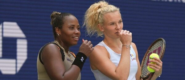 Taylor Townsend a Kateřina Siniaková během US Open 2025