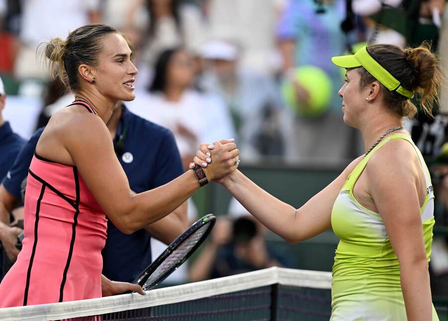 Aryna Sabalenka a&nbsp;Linda Nosková po zápase v&nbsp;Indian Wells v&nbsp;roce 2026