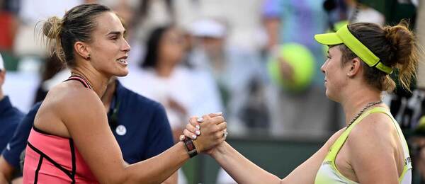 Aryna Sabalenka a Linda Nosková po zápase v Indian Wells v roce 2026