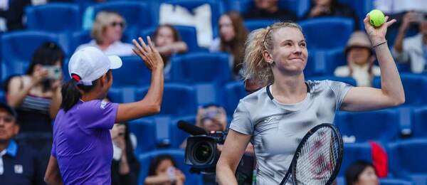 Kateřina Siniaková a Shuai Zhang na turnaji v Pekingu